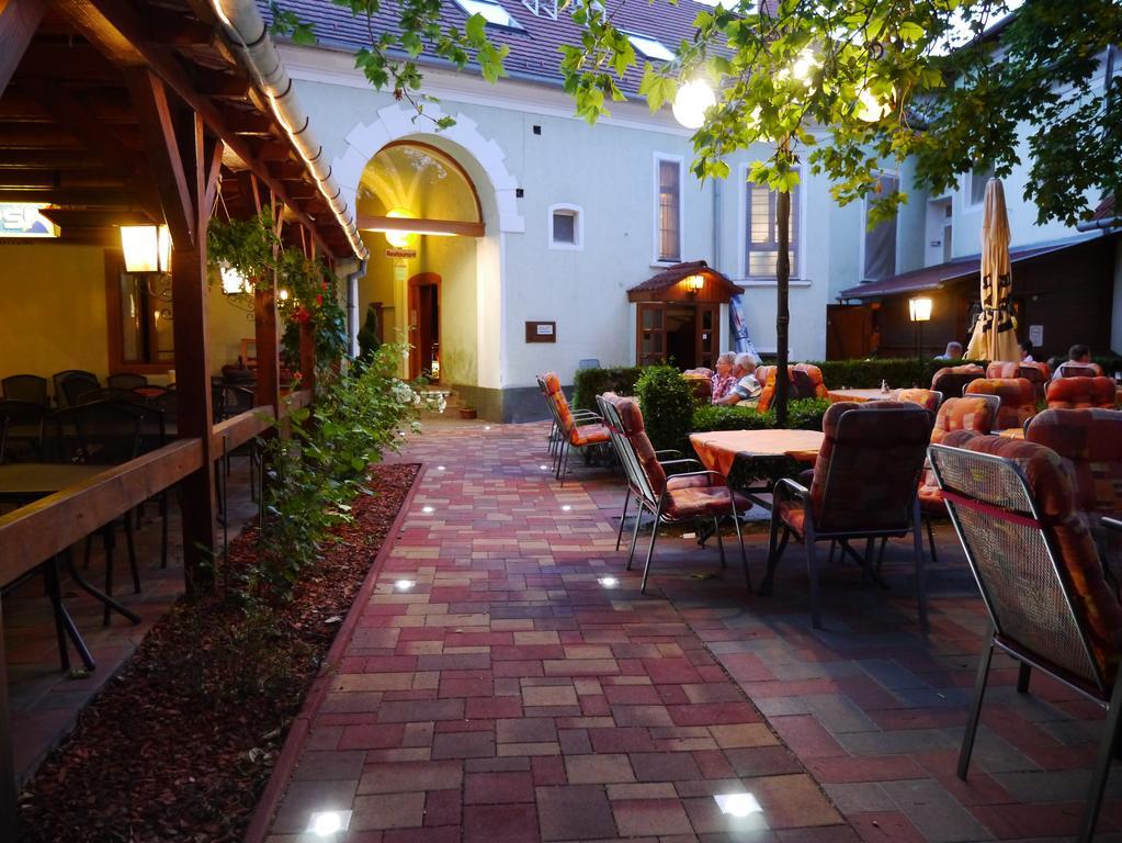 Tinodi Fogado Bed & Breakfast Sárvár Екстериор снимка